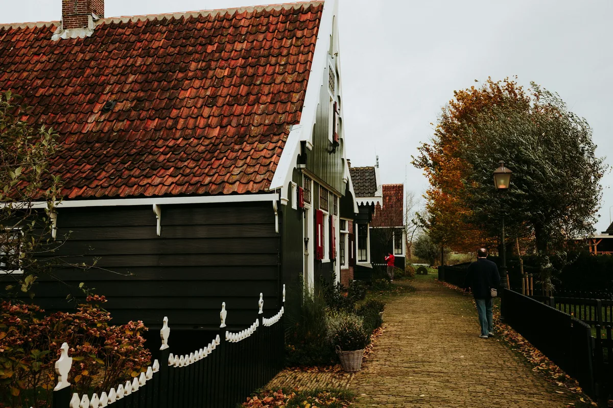 Woonstraat met bakstenen huizen in de herfst